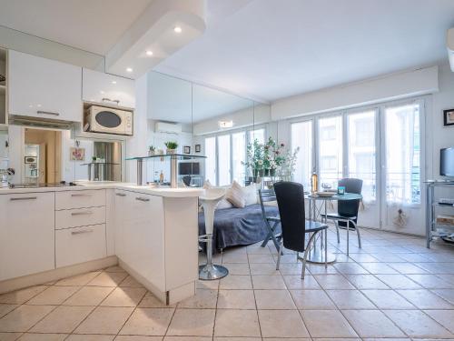 une cuisine et un salon avec une table et un canapé dans l'établissement Apartment Le Cheverny by Interhome, à Cannes