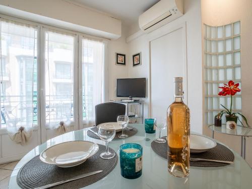 - une table à manger avec une bouteille de vin dans l'établissement Apartment Le Cheverny by Interhome, à Cannes