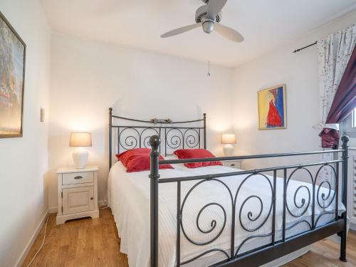 une chambre avec un lit et un ventilateur de plafond dans l'établissement Apartment Le Mandarin by Interhome, à Antibes