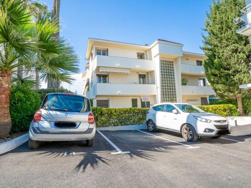 2 voitures garées sur un parking en face d'un immeuble dans l'établissement Apartment Le Marlyne 1 by Interhome, à Cannes
