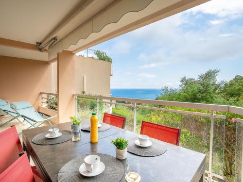 une table à manger avec vue sur l'océan dans l'établissement Apartment La Croix des Gardes by Interhome, à Cannes