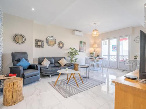 un salon avec un canapé et une table dans l'établissement Apartment Le Puget by Interhome, à Cannes