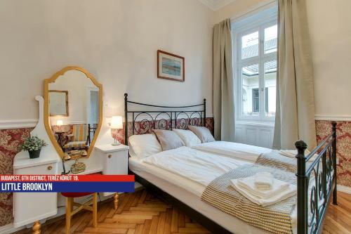 Giường trong phòng chung tại Little Americas Oktogon Apartments