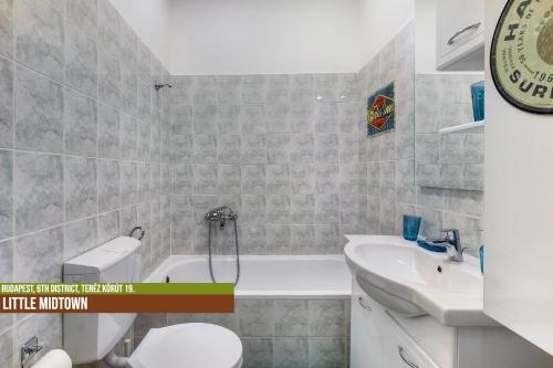 Phòng tắm tại Little Americas Oktogon Apartments