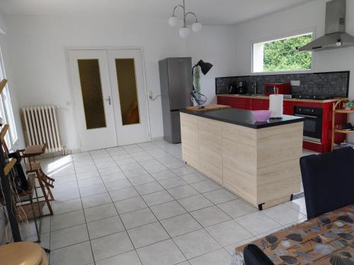 - une cuisine avec un comptoir dans une pièce dans l'établissement gîte La Saulnerie, à Le PARC