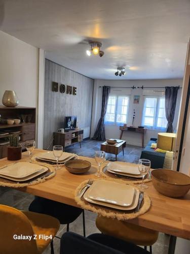 une table en bois avec des chaises et une salle à manger dans l'établissement le Côme-ci, comme ça, à Fécamp