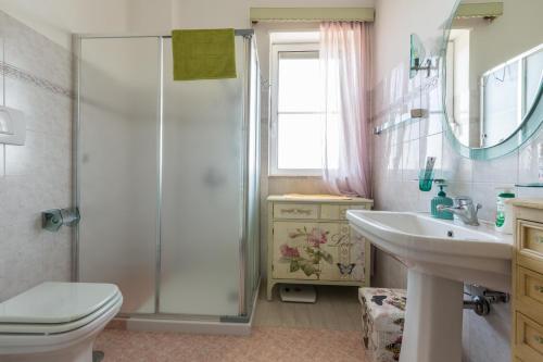 Ένα μπάνιο στο Margaret House by BarbarHouse