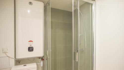 a bathroom with a shower with a glass door at BonAppart 2 - Charme Napoléonien & Confort in Troyes