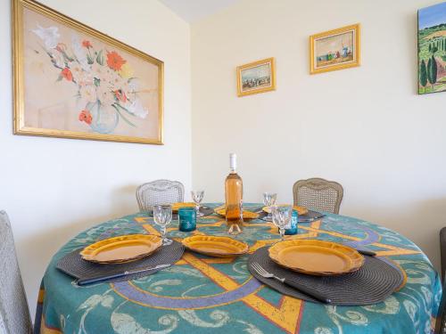 une table de salle à manger avec des assiettes et des verres dessus dans l'établissement Apartment Les Pervenches by Interhome, à Cannes