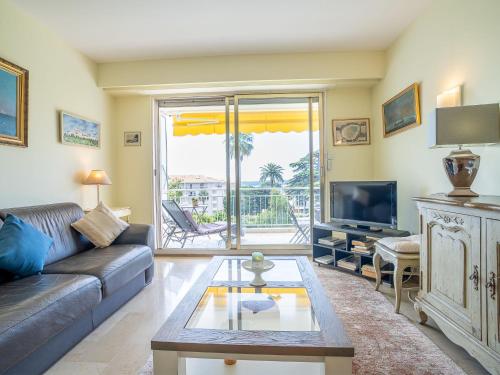 un salon avec un canapé et une télévision dans l'établissement Apartment Les Pervenches by Interhome, à Cannes