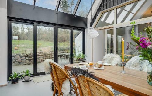 Κήπος έξω από το 4 Bedroom Stunning Home In Knebel