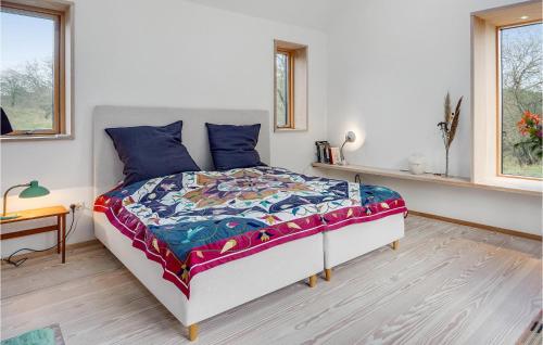 Ένα ή περισσότερα κρεβάτια σε δωμάτιο στο 4 Bedroom Stunning Home In Knebel