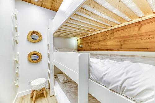 a bedroom with bunk beds in a tiny house at Homency - Résidence Ménandière F5 in L'Alpe-d'Huez