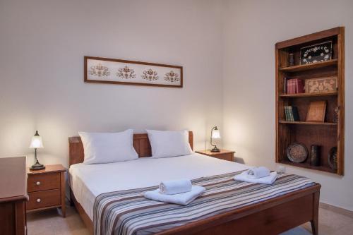 Postel nebo postele na pokoji v ubytování Feneri Traditional House Apt 1- 20' from Elafonisi beach