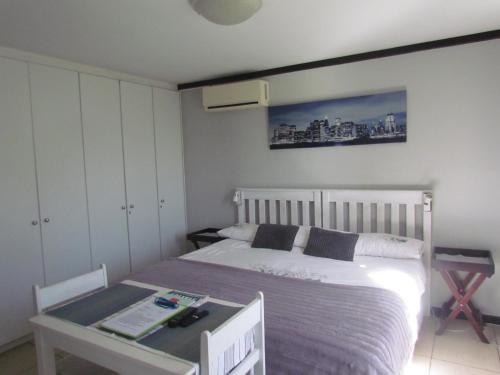 Кровать или кровати в номере Santini Lace Self Catering Unit