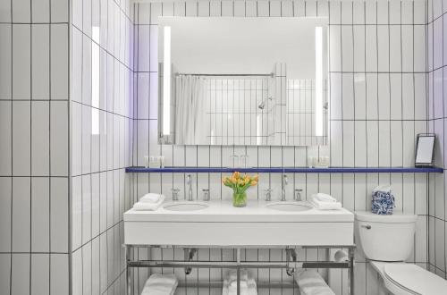Ein Badezimmer in der Unterkunft 21c Museum Hotel Louisville