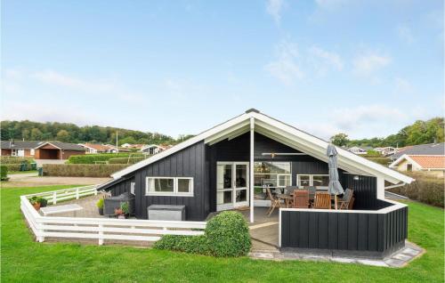 una casa negra con porche y terraza en Holiday Home Havremarken, en Hejls