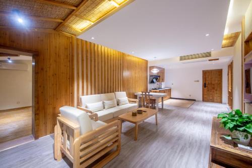 a living room with a couch and a table at Hongfu Villa - Zhangjiajie National Forest Park West Gate in Zhangjiajie