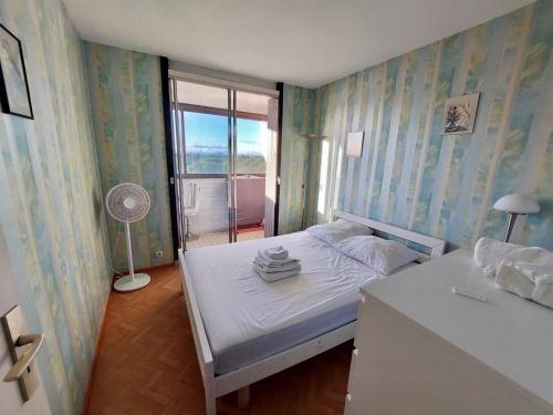 Posteľ alebo postele v izbe v ubytovaní Beau T2 au Port de La Grande Motte avec Parking Privé - FR-1-716-3