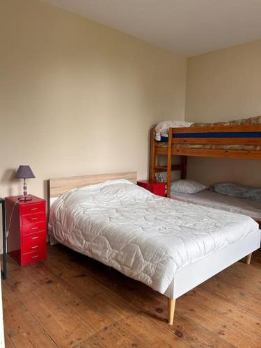 - une chambre avec 2 lits superposés et une commode rouge dans l'établissement Maison girondine près de saint emilion, à Saint-Magne-de-Castillon