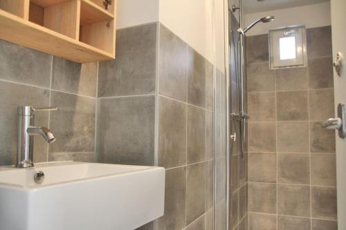 a bathroom with a sink and a shower at Previnaireweg 19 in Callantsoog