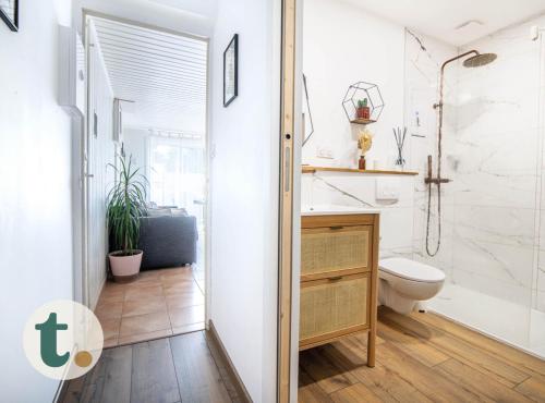 une salle de bain avec toilettes et lavabo dans l'établissement Tranquiloue - Chez nous - 8min du PuyduFou, à La Verrie