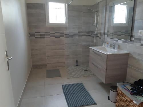 a bathroom with a shower and a sink at villa soleil in Ruoms
