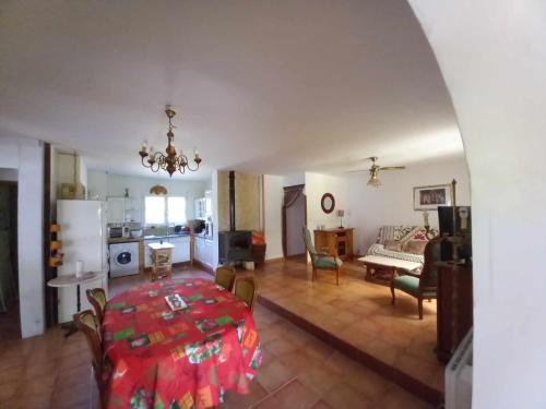 Il comprend un grand salon avec une table et une cuisine. dans l'établissement Maison de vacances, à Anglars-Nozac