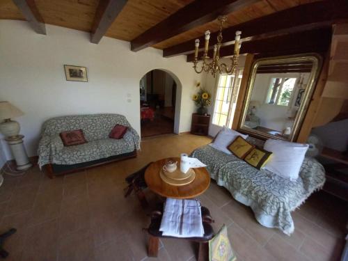 un salon avec un canapé et une table dans l'établissement Maison de vacances, à Anglars-Nozac