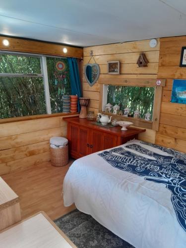 une chambre avec un lit, un bureau et des fenêtres dans l'établissement Le Mangoustan kreol opale, à Attin