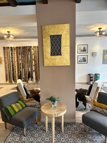 a living room with two chairs and a table at CASA CRISTOBAL Centenario in Cusco