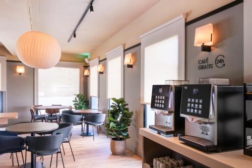 Příslušenství pro přípravu čaje a kávy v ubytování B&B HOTEL Barcelona Mollet