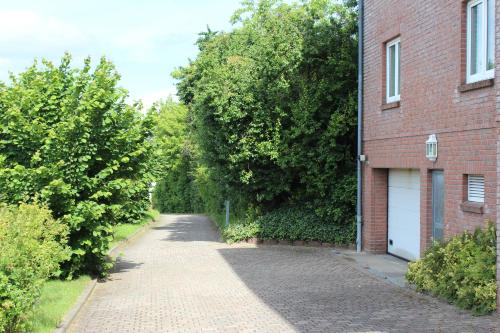 a brick road next to a brick building at Lauenburger Mühle in Lauenburg