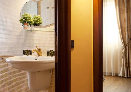 a bathroom with a sink and a mirror at Le Residenze degli Ulivi in Campofilone