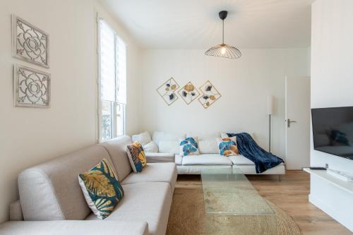 Un lugar para sentarse en Spacious and bright 2-bedroom large apartment very close to Paris - near metro