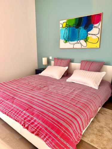 une chambre avec un lit avec une couette rouge dans l'établissement ROMARIN-Gares, à Lille