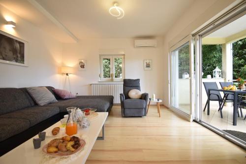 Holiday House with garden "Nena"