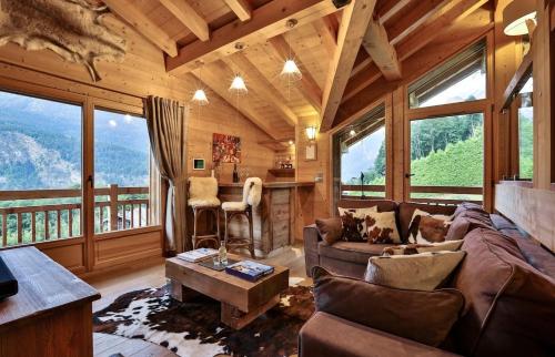 un salon avec un canapé et une table dans l'établissement Chalet Arte 12px Hot Bath Sauna, aux Houches