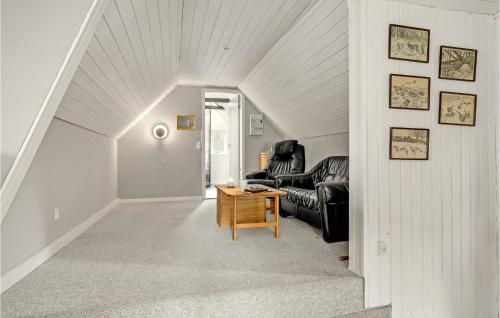 Un lugar para sentarse en Beautiful Home In Herning With Wifi