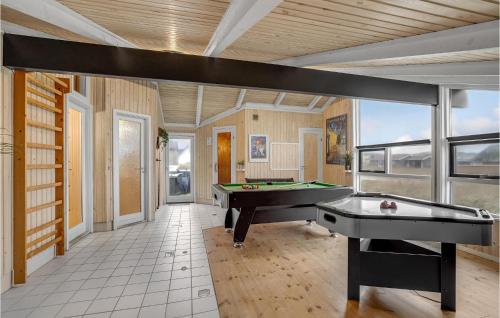 Habitación grande con mesa de billar. en Cozy Home In Harboøre With Sauna, en Harboør