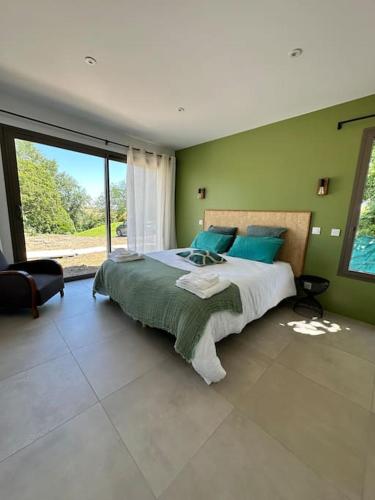 une chambre avec un grand lit et une grande fenêtre dans l'établissement Villa Balandra Goyrans -Toulouse, à Goyrans