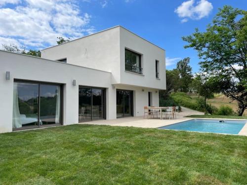 une maison blanche avec une piscine et une cour dans l'établissement Villa Balandra Goyrans -Toulouse, à Goyrans