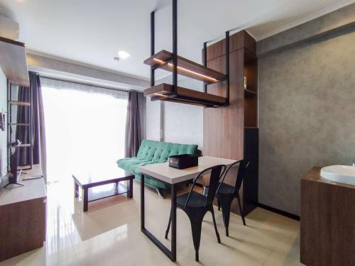 Ruang duduk di Cozy Industrial Designed 2BR at Gateway Pasteur Apartment By Travelio