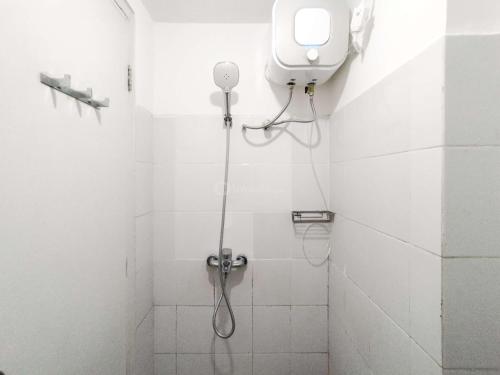 Bilik mandi di Strategic and Nice Studio Apartment at Suites @Metro By Travelio