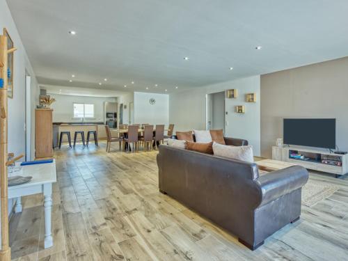 un salon avec un canapé et une table dans l'établissement Villa Les Tamaris by Interhome, à Vendays-Montalivet