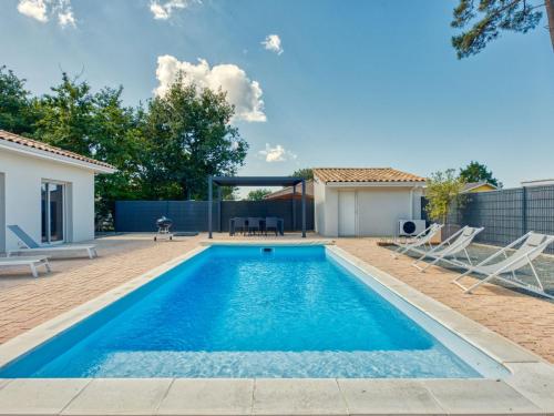 une piscine dans l'arrière-cour d'une maison dans l'établissement Villa Les Tamaris by Interhome, à Vendays-Montalivet