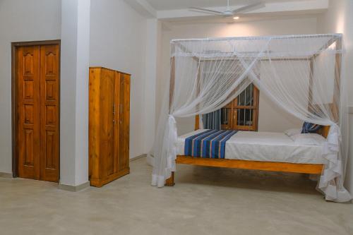 Una cama o camas en una habitación de Cinnamon Lagoon Villas