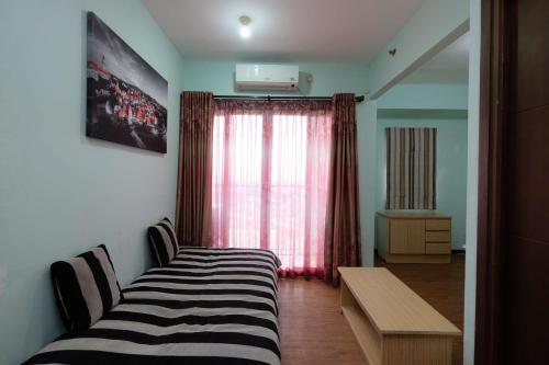 Ένα ή περισσότερα κρεβάτια σε δωμάτιο στο Modern Look 2BR at Bogor Valley Apartment By Travelio