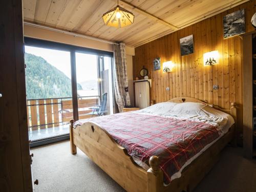 une chambre avec un lit et une grande fenêtre dans l'établissement Appartement cosy 5 pers., parking privatif, proche centre et remontées, Châtel - FR-1-676-4, à Châtel