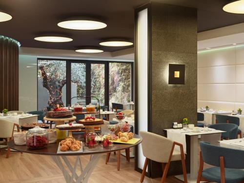 Comida en o cerca de este hotel